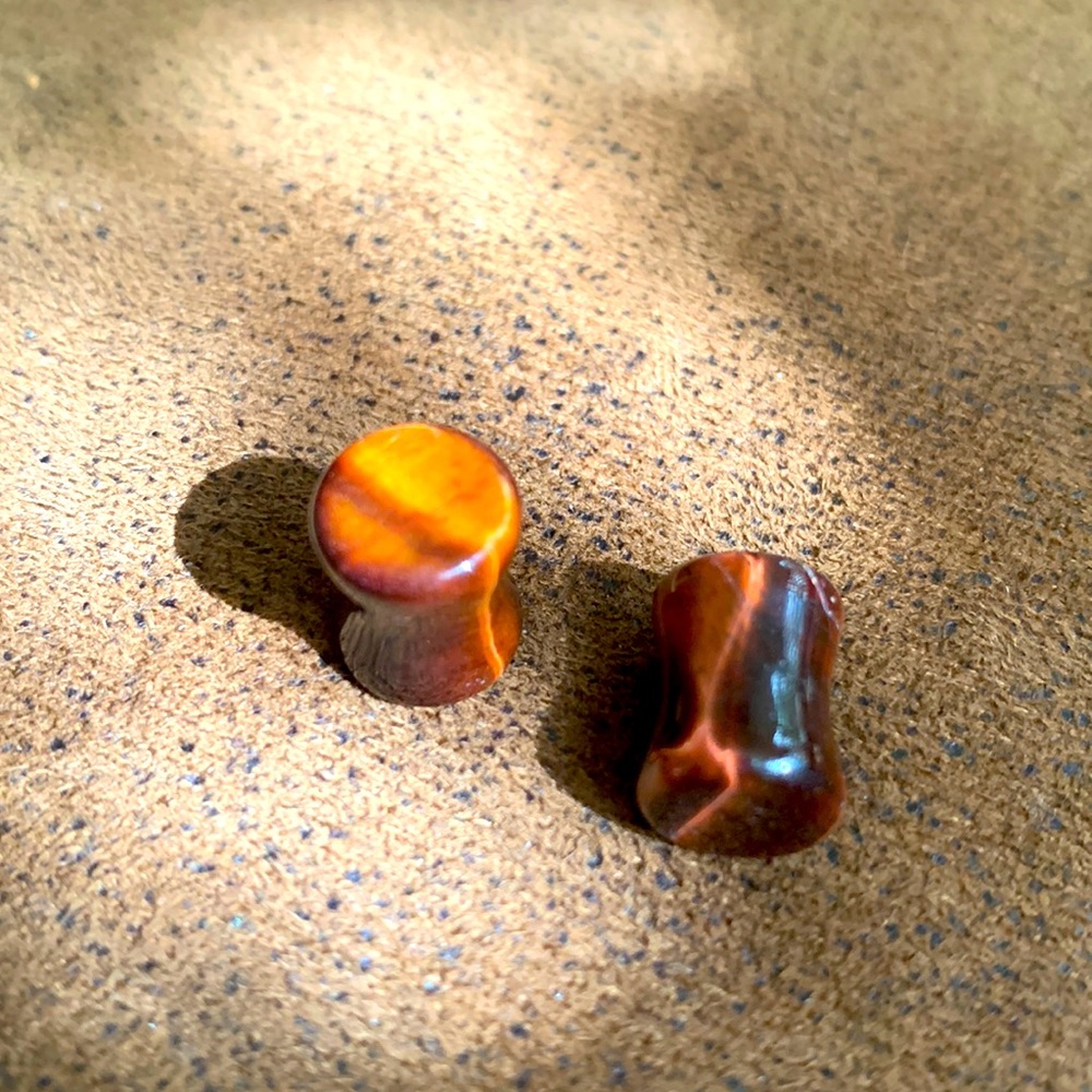 0g tigers eye plugs